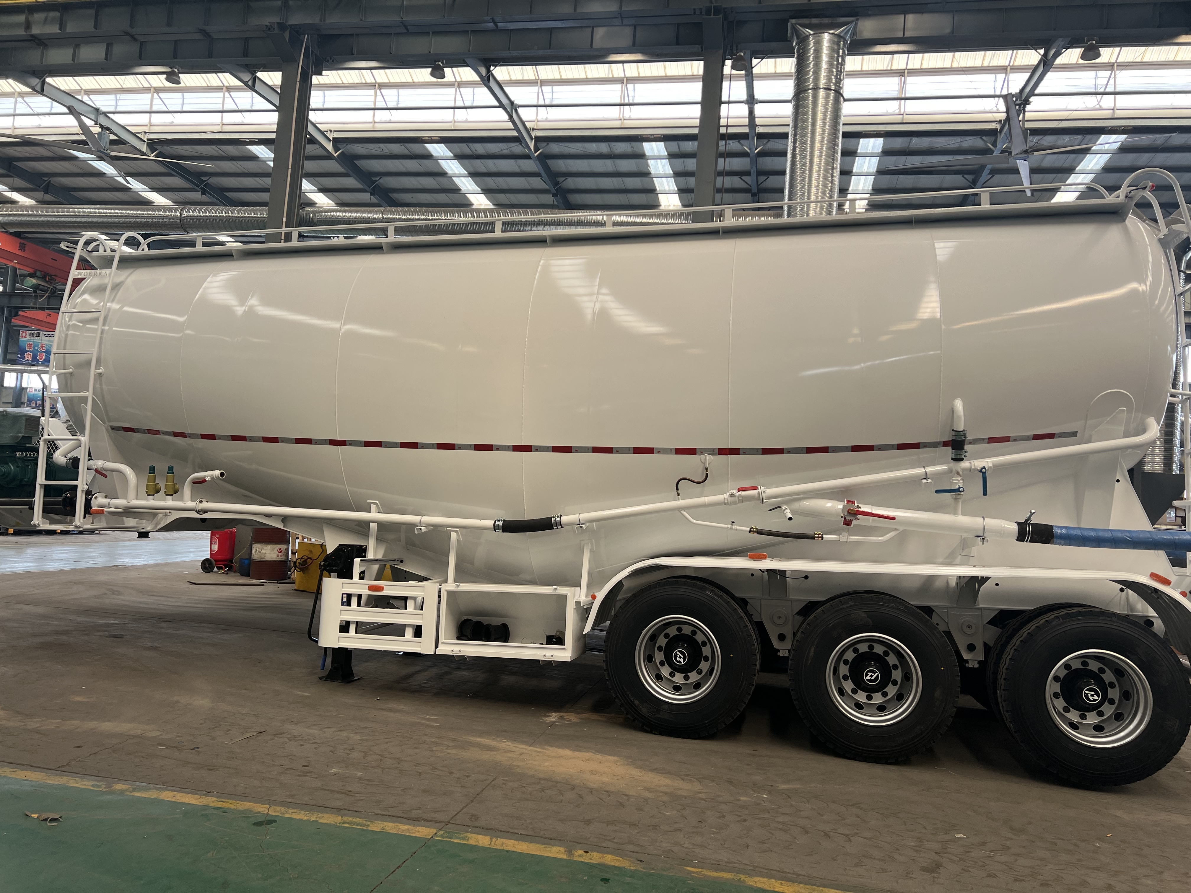 Камиони за циментори на Derun Cement, изпратени до Замбия, засилване на местната транспортна инфраструктура