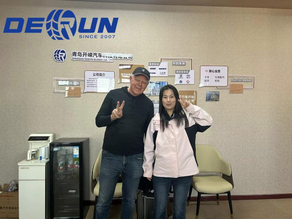 Американски клиенти посещават Shandong Derun, за да закупят тежки машини за развитието на инфраструктурата на Вануату