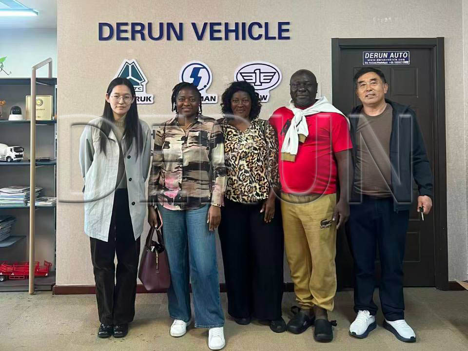 Клиенти от Габон посетиха Derun Auto и закупиха пет камиона