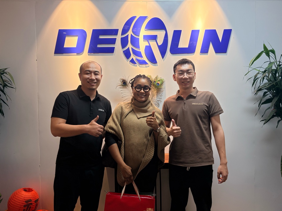Клиенти от Гвинея посетиха Derun и подписаха договор за влекач и ремаркета Sinotruk Howo 6x4